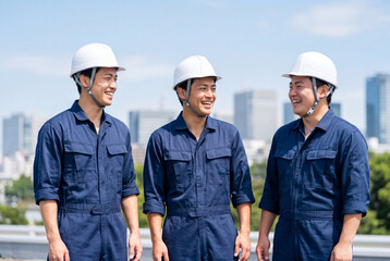 笑顔で並ぶ3人の社員