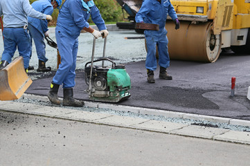 アスファルトの転圧作業